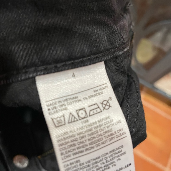 Size 4 embroidered Oldnavy black denim shorts - Picture 3 of 3